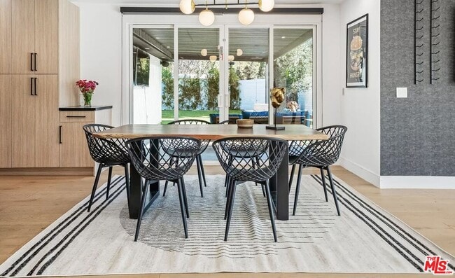 Building Photo - 22616 Oxnard St