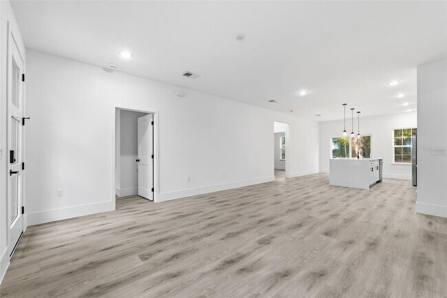 Building Photo - 3427 W Webster Pl