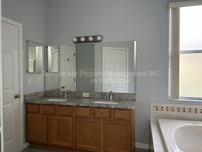 Building Photo - 10303 Beneva Dr