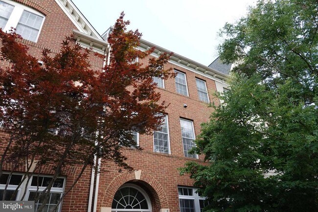 Building Photo - 1115 Crestfield Dr