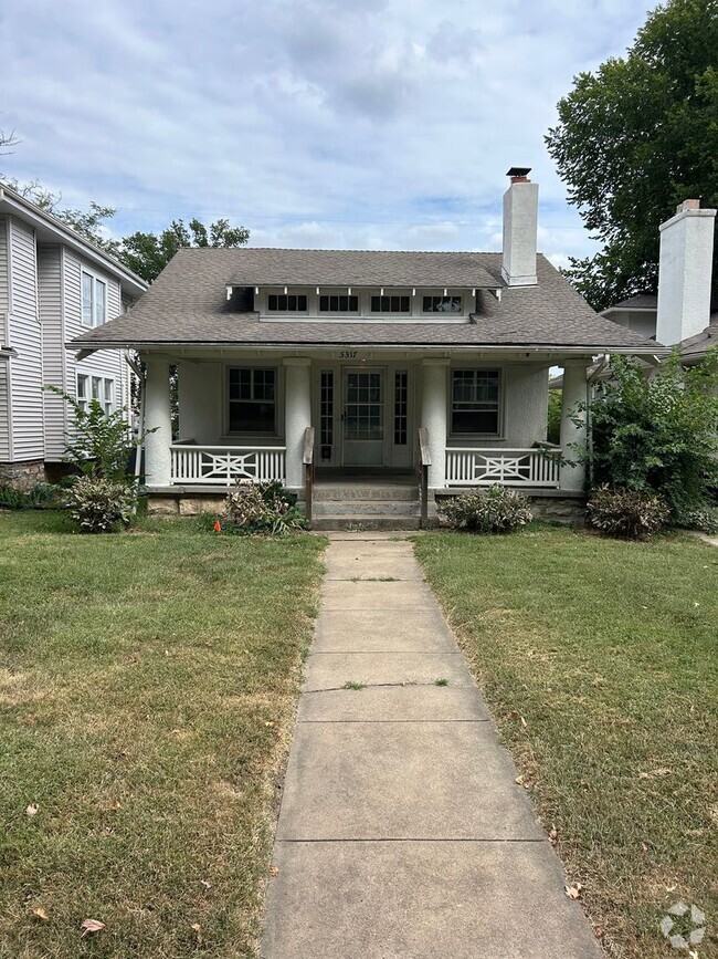 Building Photo - COMING SOON! 3 Bed 1 Bath Home near UMKC! ...