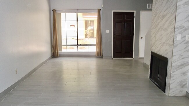 Building Photo - COMING SOON - Spacious Townhouse in Quiet ...