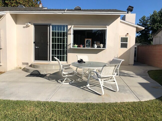 Building Photo - 14331 Cedarwood St