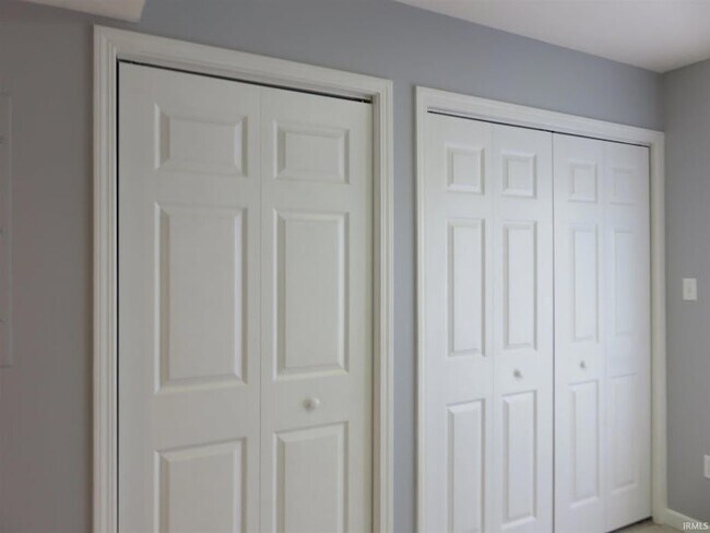 Building Photo - 3432 S Oaklawn Cir