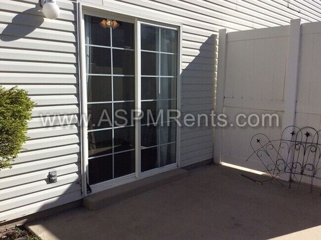 Building Photo - W Jordan Nice 3 Bed 2 Bath Townhome with pool