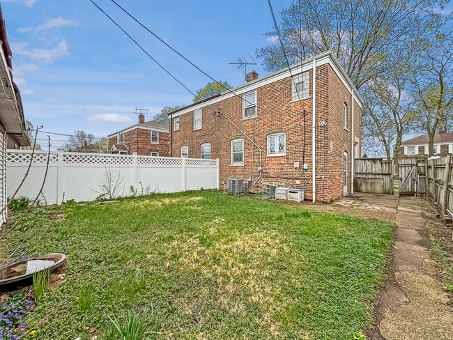 Building Photo - 5156 W 63rd Pl