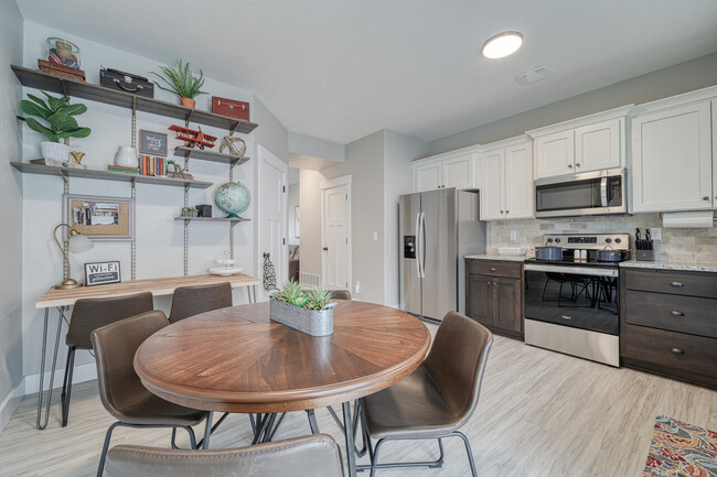 Building Photo - Saturn Townhomes