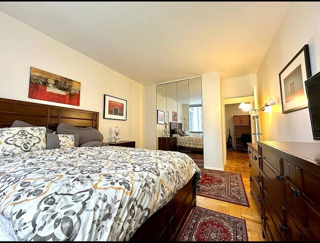 Building Photo - 62 W 62nd St