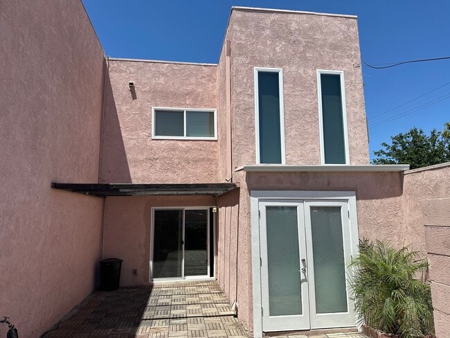 Building Photo - SE Desert Inn and Eastern!! Townhouse with 2 parking Spaces!! Recent Remodel!!