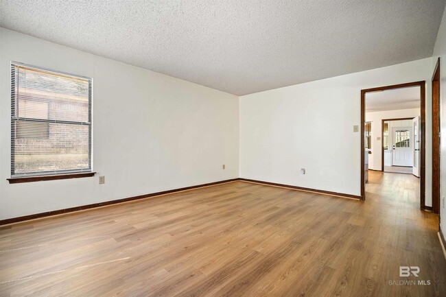 Building Photo - 908 Schaub Ave