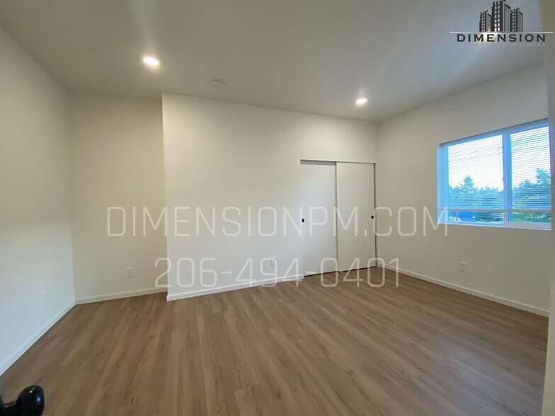 Building Photo - 1060 S 86th St