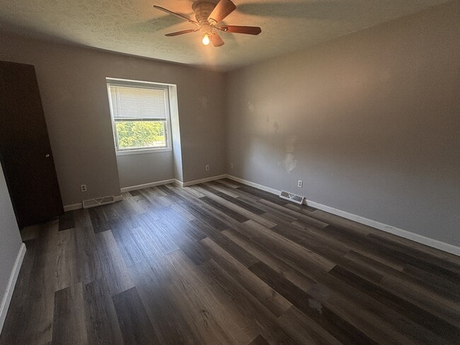 Building Photo - 601 Lakeview Dr