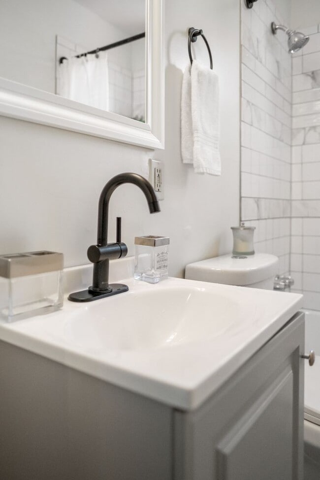 Building Photo - FULLY UPDATED 2 BR, 1 BA Single Family Home in Edgewood - SHARP!