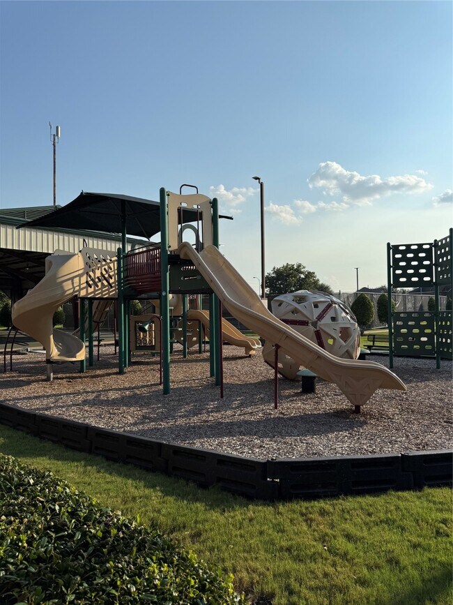 Building Photo - 6338 Big Oak Canyon Dr