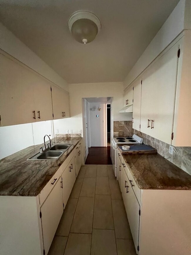 Building Photo - Charming Apartment with Solar