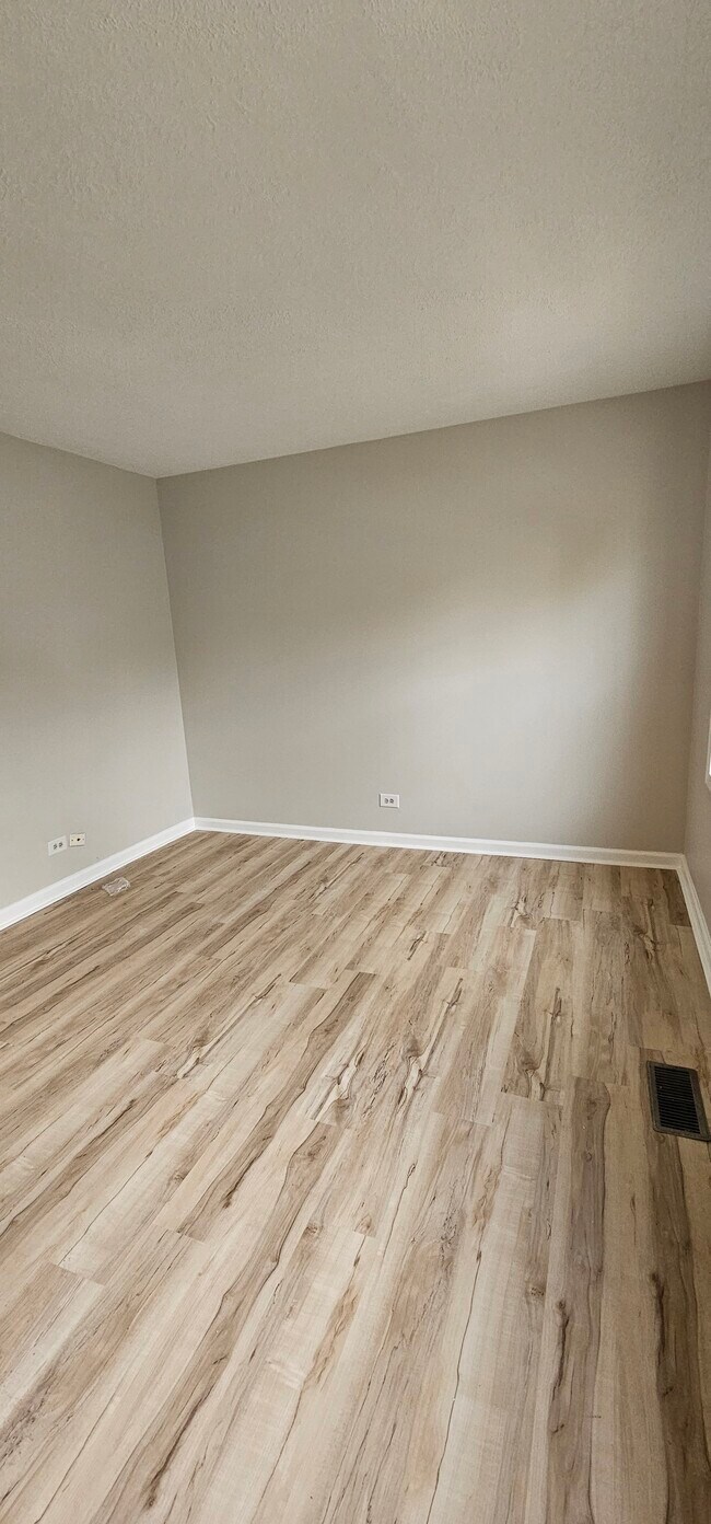 Building Photo - 115 Hazelnut Dr