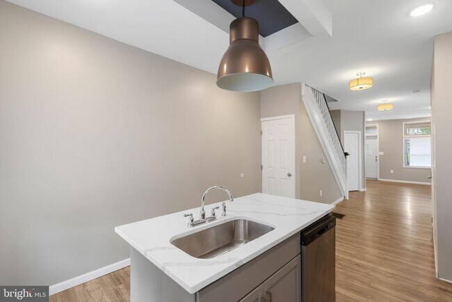 Building Photo - 945 Ashburton St