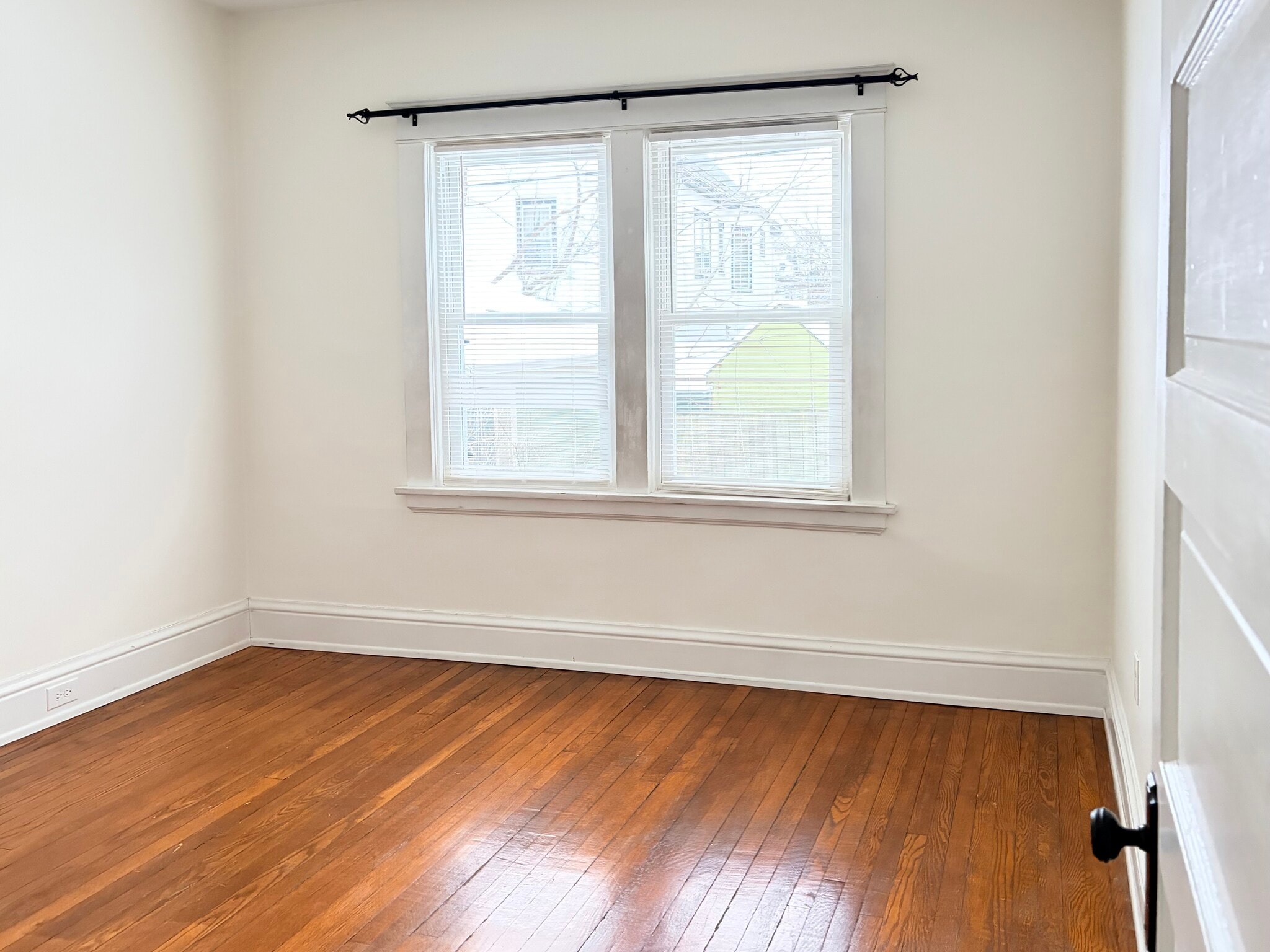 Building Photo - 693 Linwood Ave