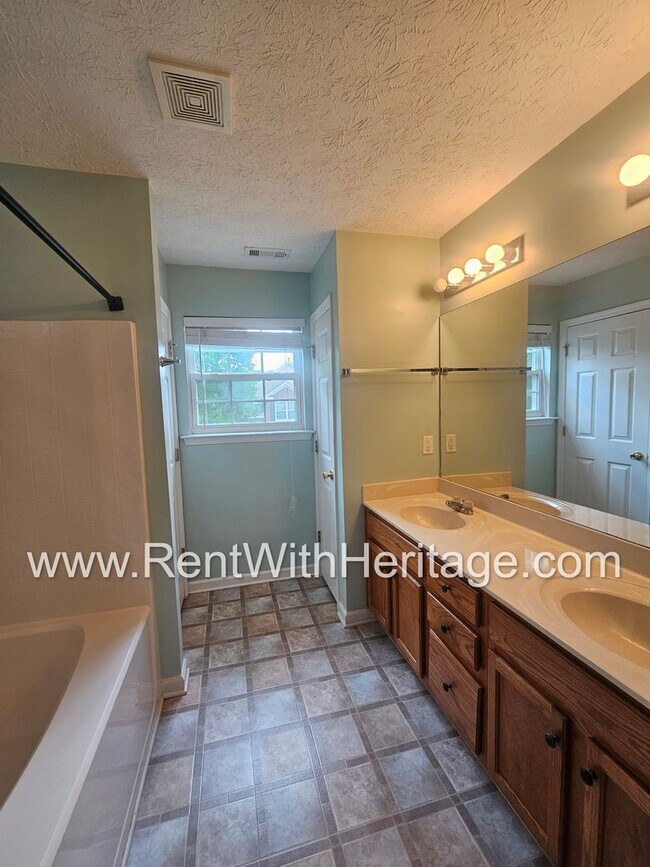 Building Photo - Gorgeous 5 bedroom, 2.5 bath / Attention t...