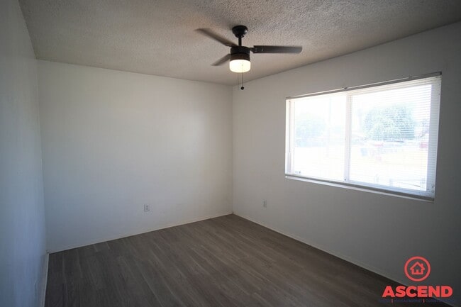 Building Photo - 904 Hurrle Ave