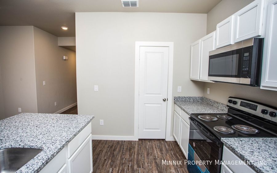 Building Photo - 407 E 21st St