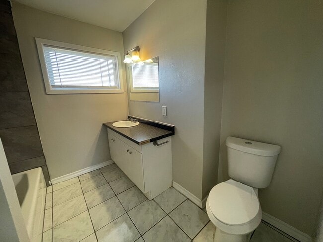 Building Photo - Pre-Leasing 4 bed 2 bath