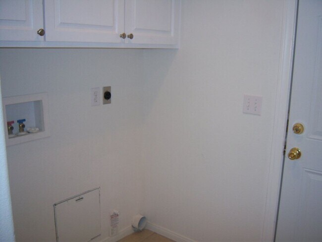 Building Photo - AVAILABLE NOW $200 off First Month Rent