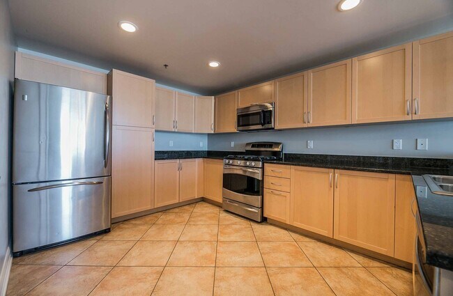 Building Photo - GORGEOUS DOWNTOWN HIGHRISE CONDO FOR LEASE!