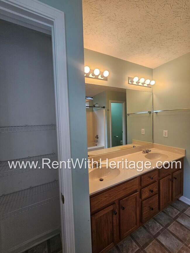 Building Photo - Gorgeous 5 bedroom, 2.5 bath / Attention t...