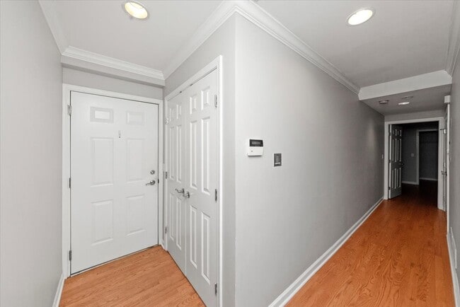 Building Photo - 540 W Oakdale Ave