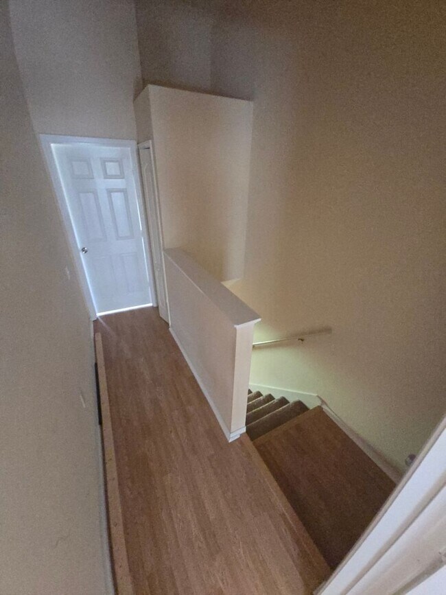 Building Photo - 2-Bedroom, 2.5-Bathroom Townhouse in Zephyrhills