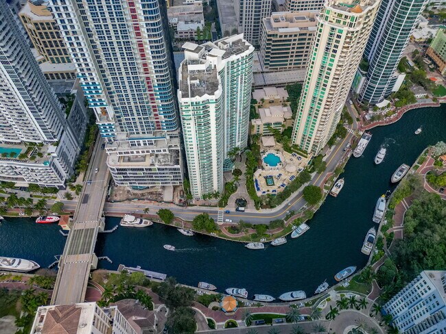 Building Photo - 347 N New River Dr E