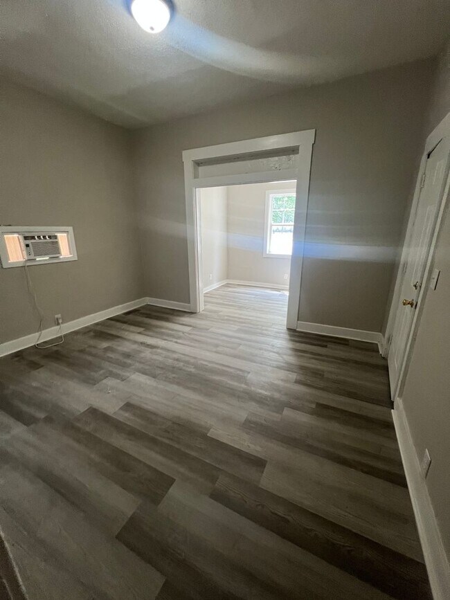 Building Photo - Newly renovated units and common areas!