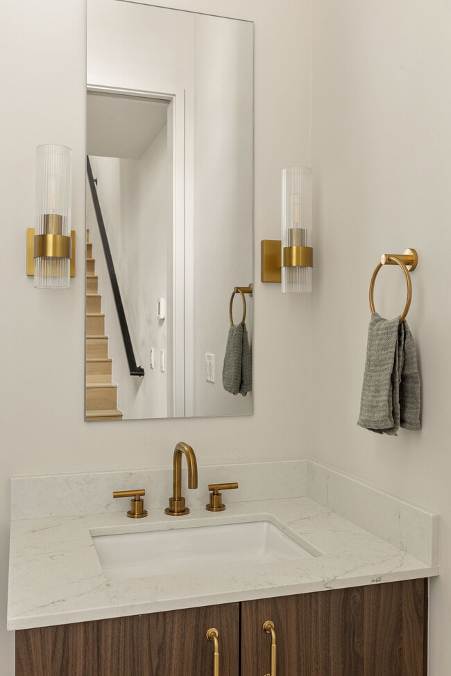 Building Photo - 1325 N Dewey Ave