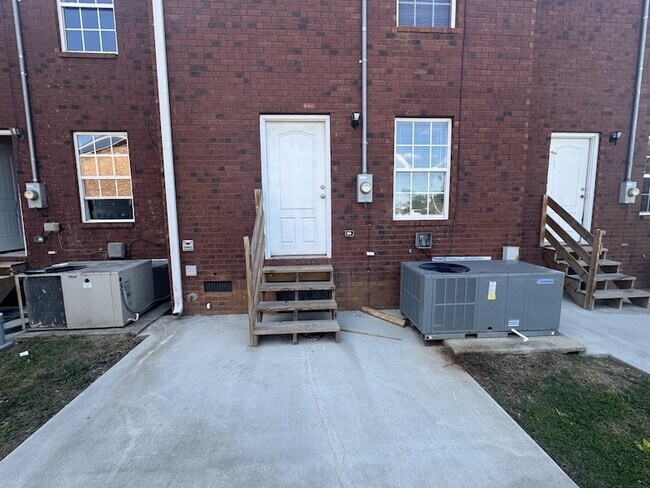 Building Photo - 814 Sevier St