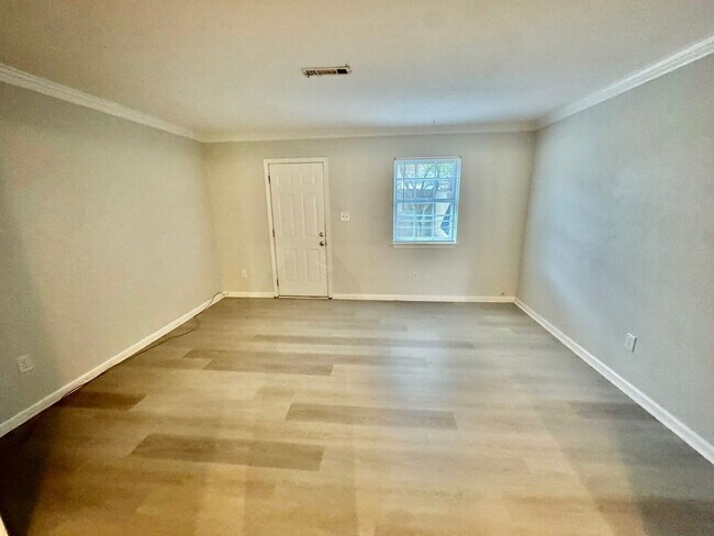 Building Photo - 2BR/1.5BA Townhouse in Shadowlawn!