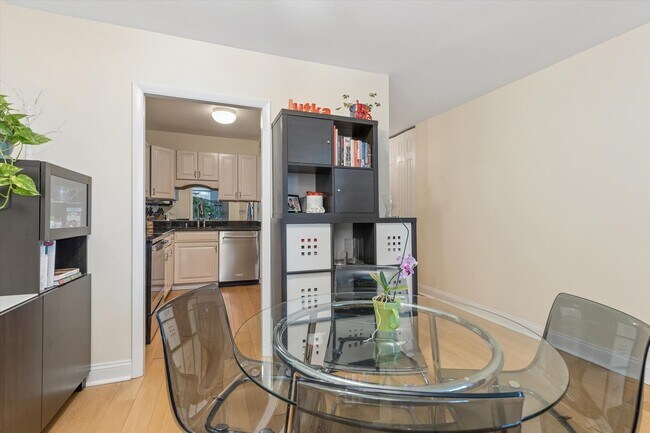 Building Photo - 1850 N Clark St