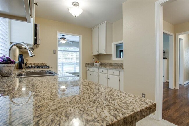 Building Photo - Midway Hollow 3 bed/2 bath Cottage Style Home