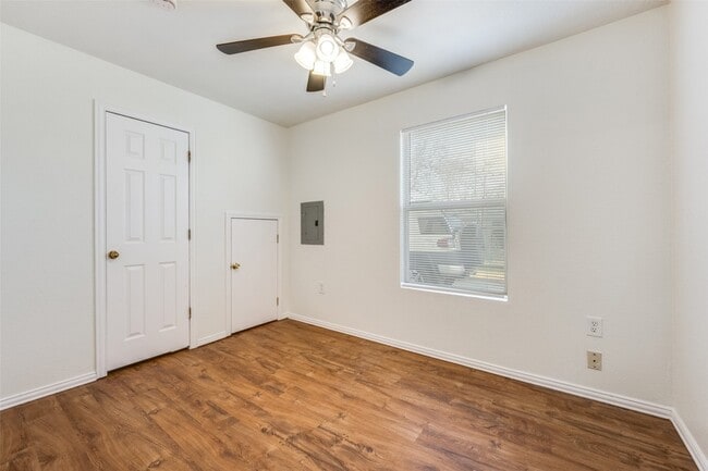 Building Photo - 812 Driftwood Dr
