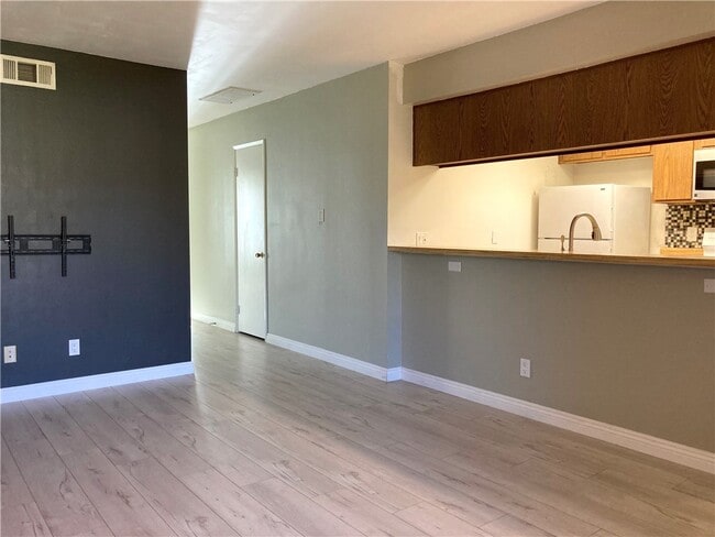 Building Photo - 5484 Dobbs St