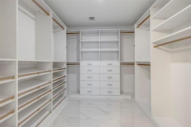 Building Photo - 700 NE 24th St