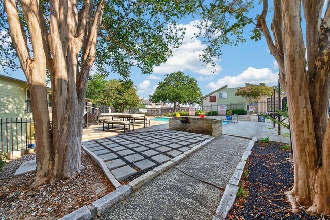 Building Photo - 2124 Burton Dr
