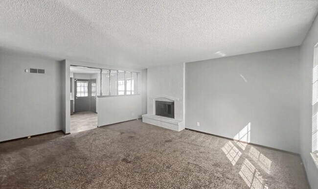 Building Photo - 3 Bed/2 Bath Condo with Garage / Pet-Friendly / Available Now!