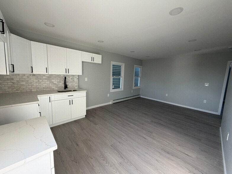 Building Photo - 17 E 15th St