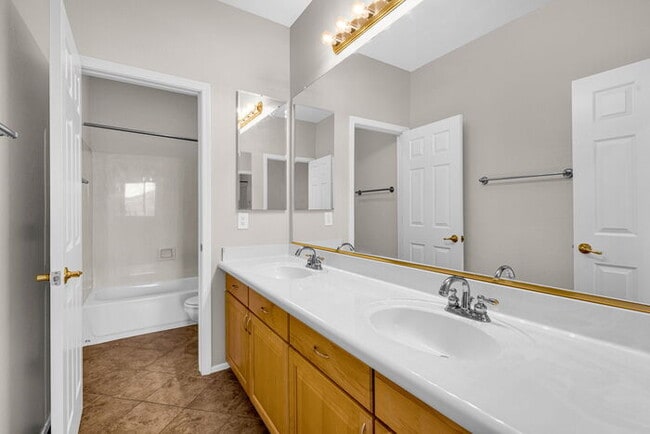 Building Photo - 2032 S Sabrina