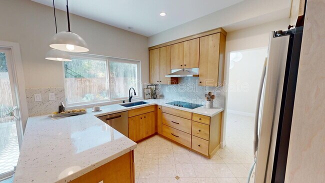 Building Photo - 2212 Summerhill Dr
