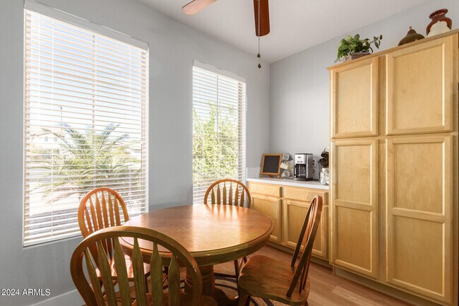 Building Photo - 3725 E Meadowview Dr