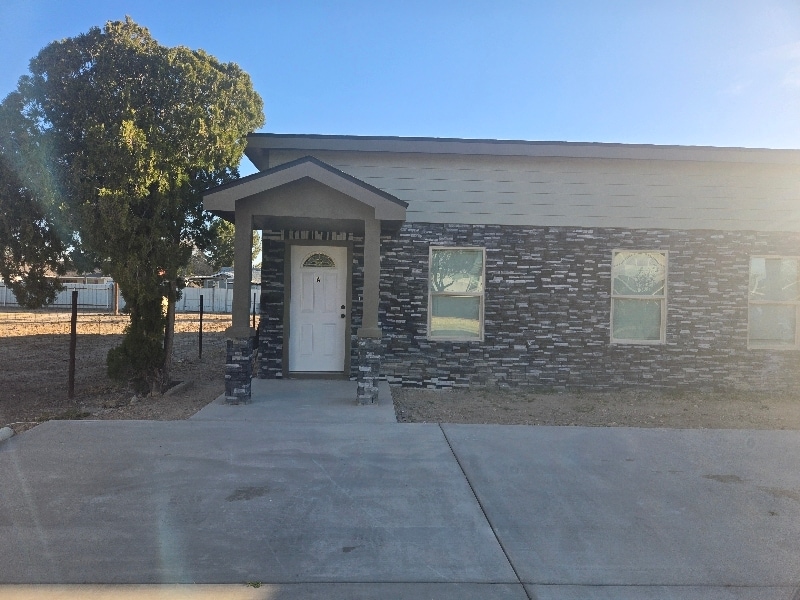 Building Photo - 512 S Hackberry St