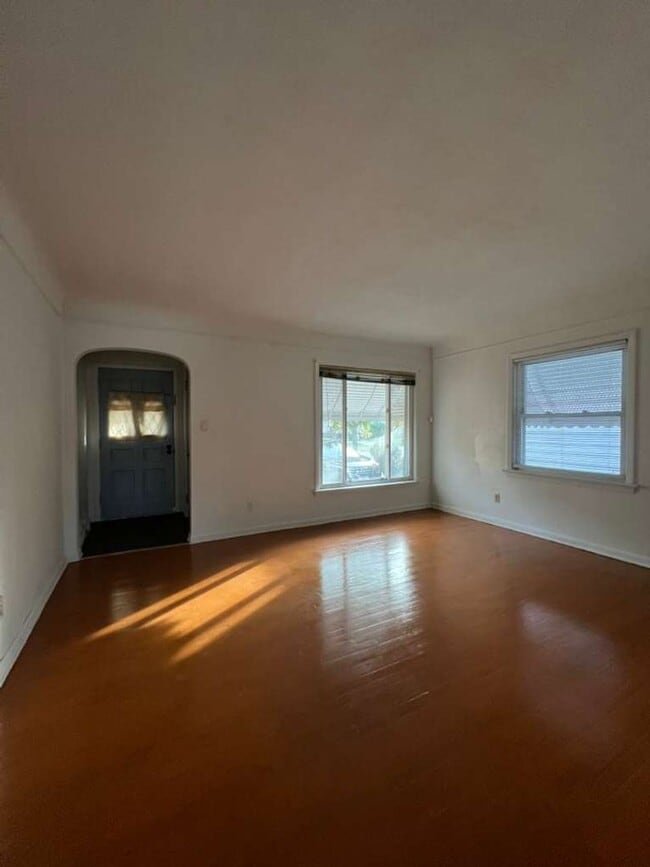 Building Photo - A Single family home with Garage in Garfie...