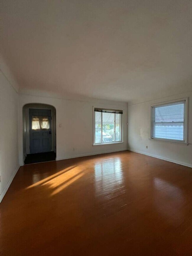 Building Photo - A Single family home with Garage in Garfield Heights